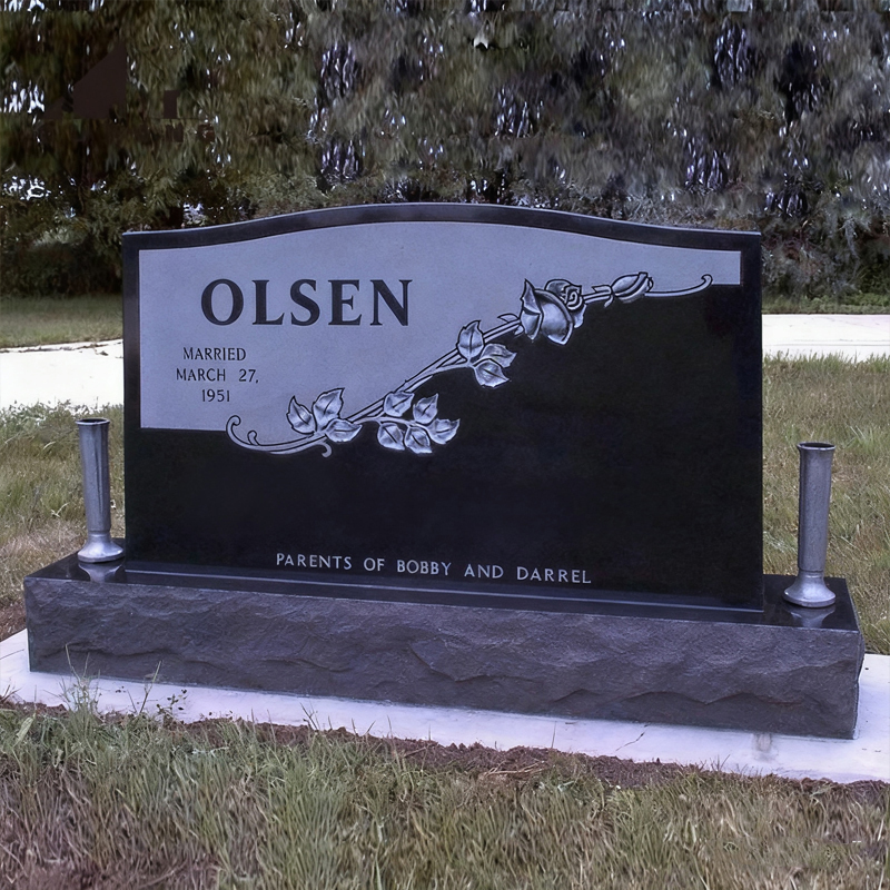 黒と白のコントラストのバラ模様の大理石の墓石