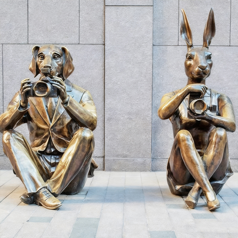 「動物写真家」をテーマにした彫刻