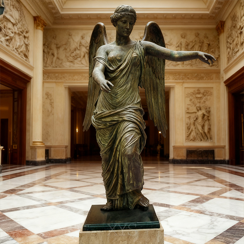 屋内用の翼のあるナイキ女神の彫刻