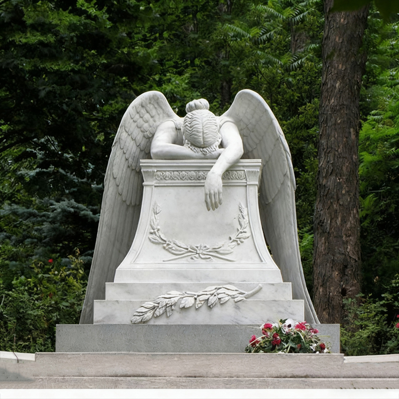 頭を下げた天使の大理石の墓石