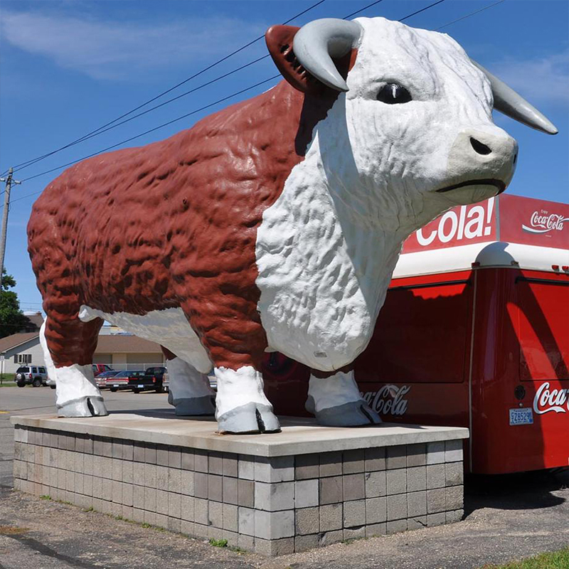巨大なグラスファイバーの花の牛の彫刻