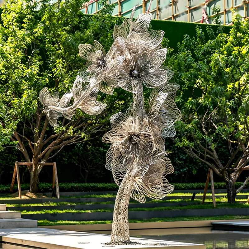 満開の花の透かし彫りのステンレス鋼の花の木の彫刻